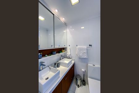 Apartamento à venda com 104m², 2 quartos e 3 vagasBanheiro da Suíte 1