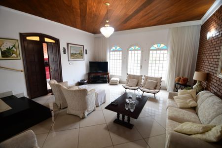 Casa à venda com 209m², 3 quartos e 2 vagasSala