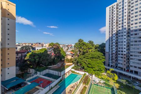 Apartamento à venda com 65m², 2 quartos e 1 vagaVista panorâmica de uma cidade com prédios altos e uma quadra de futsal ao ar livre.