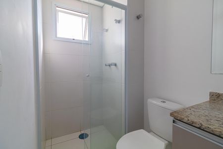 Apartamento à venda com 65m², 2 quartos e 1 vagaBanheiro com chuveiro e pia branca, com janela pequena e iluminação boa.