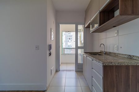 Apartamento à venda com 65m², 2 quartos e 1 vagaCozinha com móveis de madeira e piso de porcelanato, com vista para a cidade.