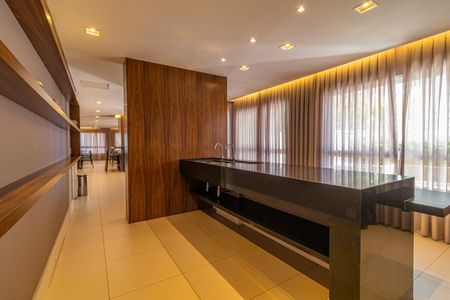 Apartamento à venda com 65m², 2 quartos e 1 vagaCozinha moderna com iluminação adequada e móveis de madeira.