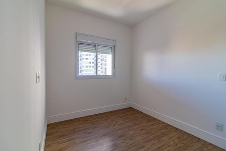 Apartamento à venda com 65m², 2 quartos e 1 vagaParede branca com janela e madeira no chão.