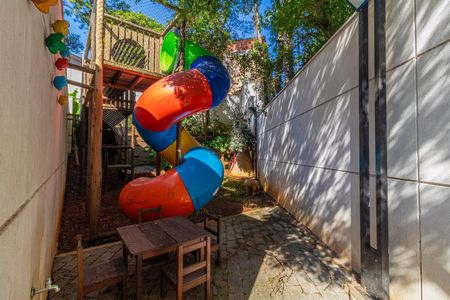 Apartamento à venda com 65m², 2 quartos e 1 vagaEscadaria de madeira com rampa de escorregador colorida e área de brinquedos ao lado.