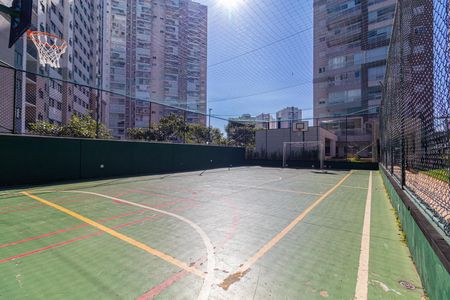 Apartamento à venda com 65m², 2 quartos e 1 vagaQuadra de futsal com corte de grama e redes de basquete, cercada por edifícios de apartamentos.