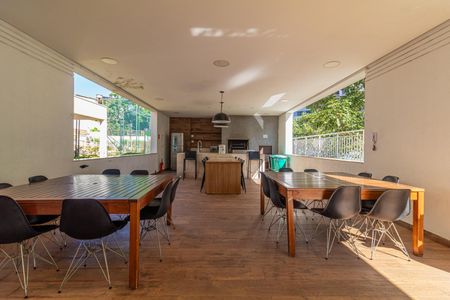 Apartamento à venda com 65m², 2 quartos e 1 vagaSala de reuniões com mesa de madeira e cadeiras de plástico, iluminação natural e vista para a rua.