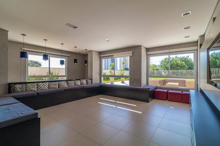 Apartamento à venda com 65m², 2 quartos e 1 vagaSala de estar com móveis modernos e iluminação natural, vista para a cidade.