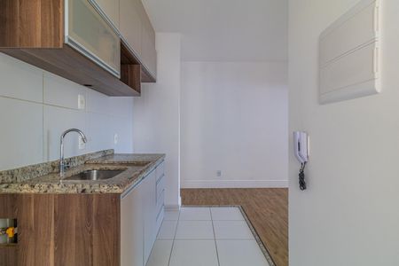 Apartamento à venda com 65m², 2 quartos e 1 vagaCozinha com móveis de madeira e piso de porcelanato, com iluminação natural e boa qualidade.