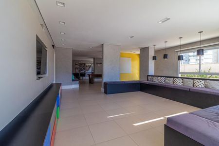 Apartamento à venda com 65m², 2 quartos e 1 vagaSala de estar com sofás e televisão, iluminada por luz natural e artificial.