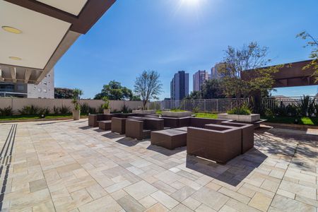 Apartamento à venda com 65m², 2 quartos e 1 vagaPatio com mobília de madeira e plantas em vasos, com vista para a cidade.