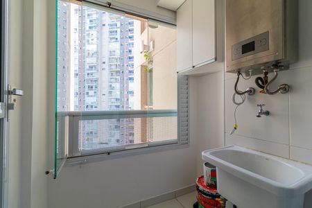Apartamento à venda com 65m², 2 quartos e 1 vagaVista da cozinha com pia e geladeira, com vista para a cidade.
