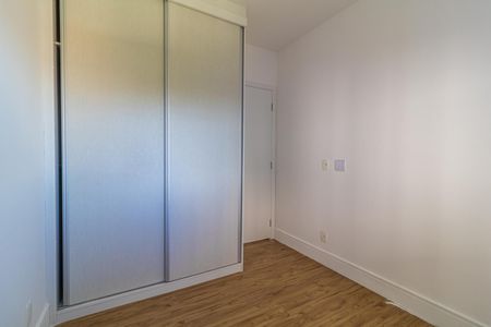 Apartamento à venda com 65m², 2 quartos e 1 vagaCabinete de armários com portas de vidro e madeira, em um quarto com piso de madeira e iluminação natural.