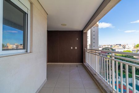 Apartamento à venda com 65m², 2 quartos e 1 vagaBalcony com vista para a cidade, com piso de cerâmica e balcão de metal.