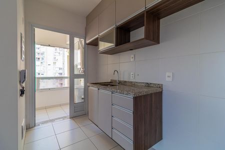 Apartamento à venda com 65m², 2 quartos e 1 vagaCozinha com móveis de madeira e piso de porcelanato, com vista para a cidade.