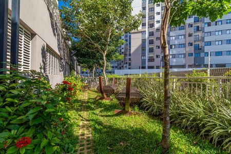 Apartamento à venda com 65m², 2 quartos e 1 vagaPátio com árvores e bancos, cercado por uma cerca de metal, com uma vista para a cidade.