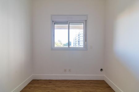 Apartamento à venda com 65m², 2 quartos e 1 vagaJanela com vista para o edifício ao lado, com árvores e céu claro.