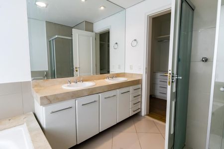 Apartamento à venda com 260m², 4 quartos e 4 vagasBanheiro da Suíte 3