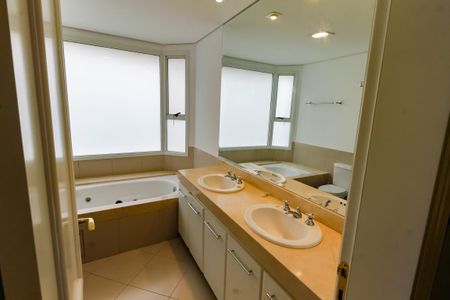 Apartamento à venda com 260m², 4 quartos e 4 vagasBanheiro da Suíte 3