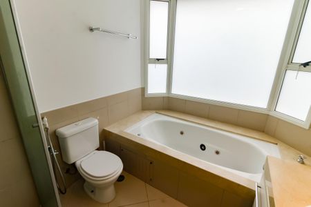 Apartamento à venda com 260m², 4 quartos e 4 vagasBanheiro da Suíte 3