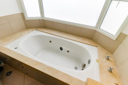 Apartamento à venda com 260m², 4 quartos e 4 vagasBanheiro da Suíte 3 - Banheira