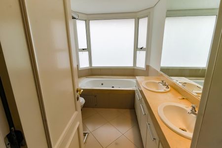 Apartamento à venda com 260m², 4 quartos e 4 vagasBanheiro da Suíte 3