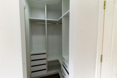 Apartamento à venda com 260m², 4 quartos e 4 vagasCloset da suíte 2