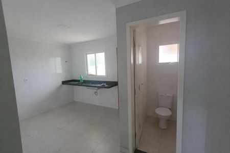 Banheiro com piso de porcelanato e vaso sanitário branco, com iluminação natural e sem decoração. de casa à venda com 3 quartos, 138m² em Jardim do Estádio, Santo André