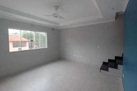 Sala com paredes brancas, piso de porcelanato e teto com decoração em moldura. de casa à venda com 3 quartos, 138m² em Jardim do Estádio, Santo André