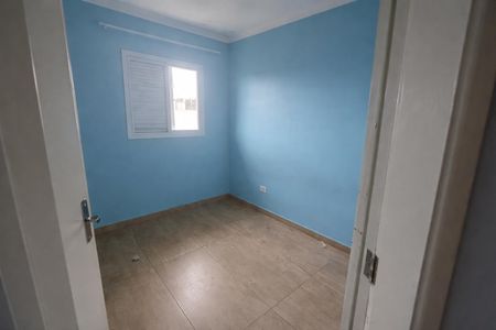 Quarto com paredes azuis e piso de porcelanato, com uma janela pequena e iluminação boa. de casa à venda com 3 quartos, 138m² em Jardim do Estádio, Santo André