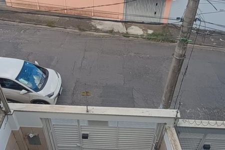 Casa à venda com 138m², 3 quartos e 4 vagasVista da rua com um carro branco e uma casa de tijolos na frente.