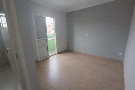 Quarto com piso de madeira e janela grande, com vista para a cidade. de casa à venda com 3 quartos, 138m² em Jardim do Estádio, Santo André