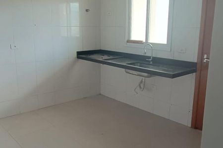 Cozinha com piso de porcelanato, bancada de granito e janelas pequenas, iluminada de forma boa, sem eletrodomésticos, sem decoração, qualidade 80, confiança 0.8 de casa à venda com 3 quartos, 138m² em Jardim do Estádio, Santo André