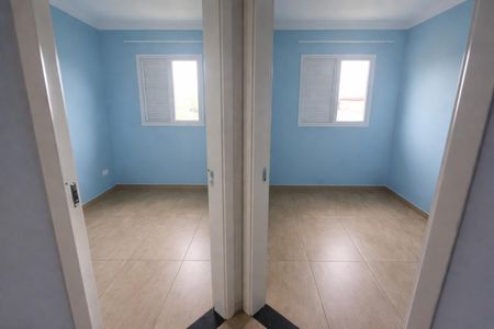Quarto com paredes azuis e piso de porcelanato, com duas janelas pequenas e iluminação boa. de casa à venda com 3 quartos, 138m² em Jardim do Estádio, Santo André