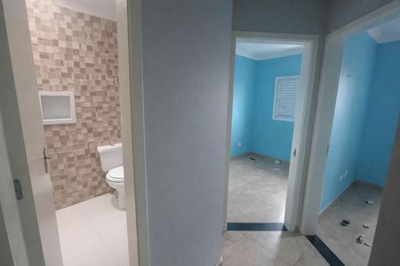 Banheiro com piso de porcelanato e parede revestida com azulejos de cores neutras. de casa à venda com 3 quartos, 138m² em Jardim do Estádio, Santo André