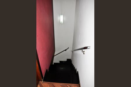 Casa para alugar com 210m², 2 quartos e 2 vagas Casa para alugar com 210m², 2 quartos e 2 vagasDetalhe - Escada Quartos