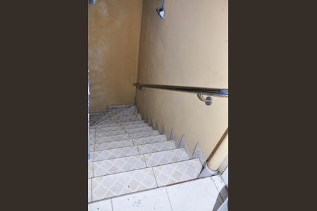 Casa para alugar com 210m², 2 quartos e 2 vagas Casa para alugar com 210m², 2 quartos e 2 vagasDetalhe - Escada Garagem