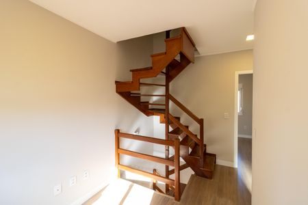 Casa de condomínio para alugar com 92m², 2 quartos e 1 vaga Casa de condomínio para alugar com 92m², 2 quartos e 1 vagaEscada