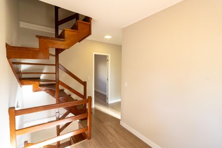 Casa de condomínio para alugar com 92m², 2 quartos e 1 vaga Casa de condomínio para alugar com 92m², 2 quartos e 1 vagaEscada