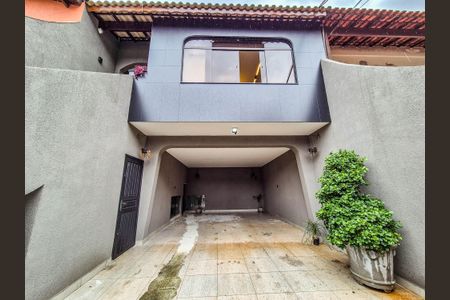 Casa à venda com 240m², 2 quartos e 3 vagasEntrada