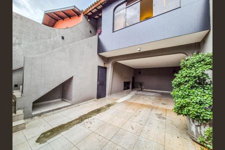 Casa à venda com 240m², 2 quartos e 3 vagasEntrada