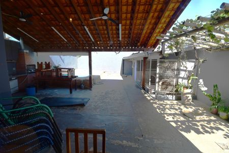 Casa à venda com 165m², 3 quartos e 3 vagasSala - Vista