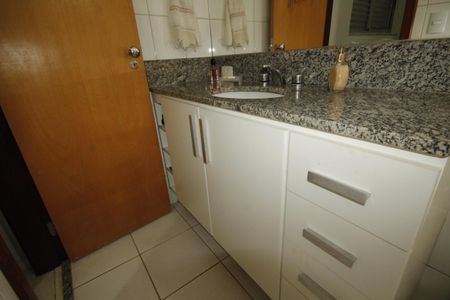 Apartamento à venda com 75m², 2 quartos e 2 vagasbanheiro 2