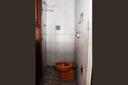 Casa à venda com 451m², 4 quartos e 6 vagas Casa à venda com 451m², 4 quartos e 6 vagasBanheiro Social no Quintal com Churrasqueira