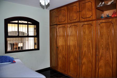 Casa à venda com 451m², 4 quartos e 6 vagas Casa à venda com 451m², 4 quartos e 6 vagasDetalhe - Quarto 02