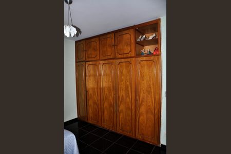 Casa à venda com 451m², 4 quartos e 6 vagas Casa à venda com 451m², 4 quartos e 6 vagasDetalhe - Quarto 02