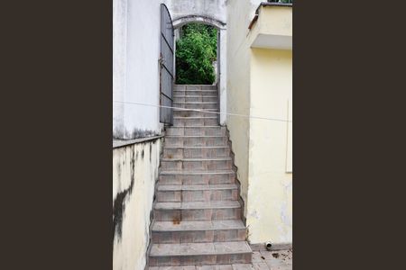 Casa à venda com 451m², 4 quartos e 6 vagas Casa à venda com 451m², 4 quartos e 6 vagasEscada Varanda