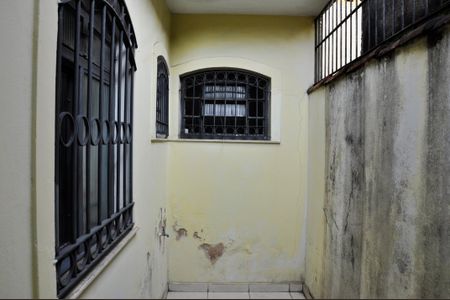 Casa à venda com 451m², 4 quartos e 6 vagas Casa à venda com 451m², 4 quartos e 6 vagasDetalhe - Varanda do Quarto 04