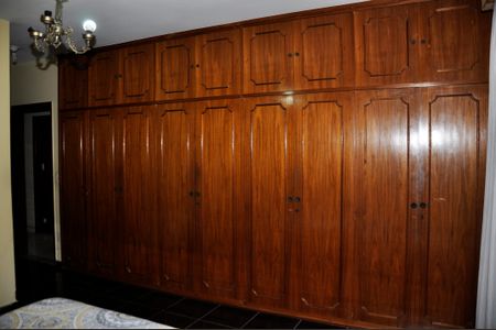 Casa à venda com 451m², 4 quartos e 6 vagas Casa à venda com 451m², 4 quartos e 6 vagasDetalhe - Quarto 01 com Suíte