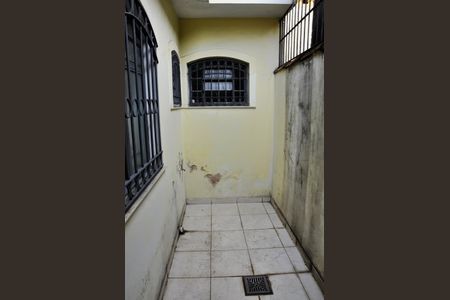 Casa à venda com 451m², 4 quartos e 6 vagas Casa à venda com 451m², 4 quartos e 6 vagasDetalhe - Varanda do Quarto 04
