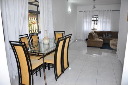 Casa à venda com 451m², 4 quartos e 6 vagas Casa à venda com 451m², 4 quartos e 6 vagasDetalhe - Sala de Jantar